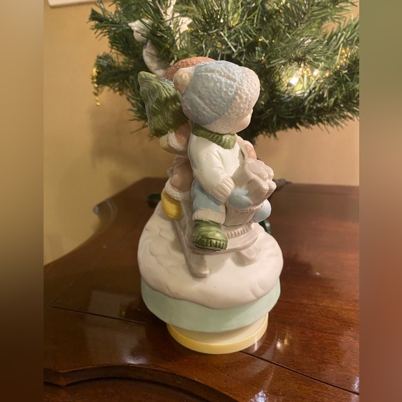 Musical 7” Figure Sledding Those Were the Days Ceramic Vintage - Picture 4 of 8